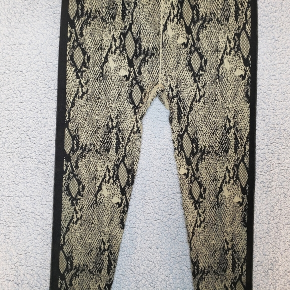Fabletics Kamila Snake Print Brown & Tan Pull On Leggings Athletic Wear Sz L - Picture 7 of 9